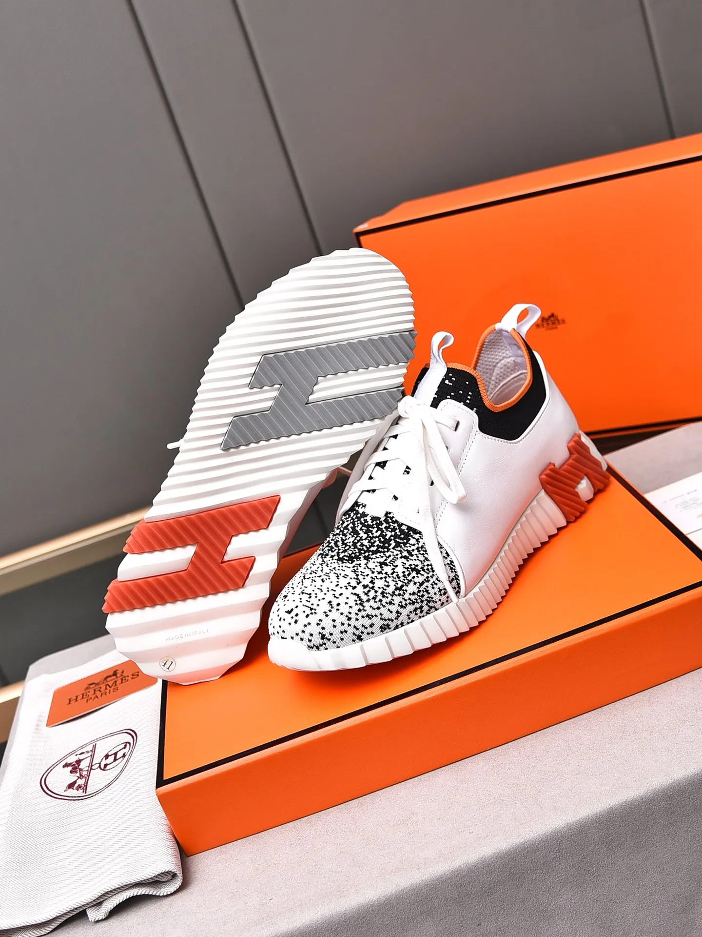 Factory price PP600 [Hermes] fe new arrival~ New Bouncing sneakers are the most comfortable shoes from Hermès, no one else⃣️. They are very light on the feet and look great. You won’t feel tired even when you go shopping and running around. 👍 Very light and comfortable, very light, suitable for both sports and leisure, and feel great when you step on them! It’s up to you to choose, there’s always what you want~ ✔️Fabric: Imported first-layer cowhide + high-elastic fly weave ✔️Inner lining: Imported water-dyed cow lining ✔️Outsole: Seamless combination of IP+TPU (multi-color letters) German technology irradiation machine ✔️Code number: Male 38-44 (45 customized)
